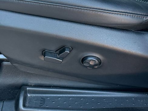 Used 2025 Chrysler Pacifica Select image 25