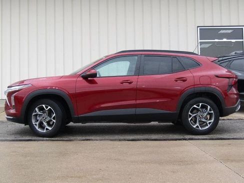 Used 2025 Chevrolet Trax LT w/ LT Convenience Package FWD image 11