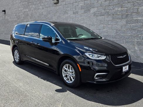 Used 2026 Chrysler Pacifica Select FWD image 7