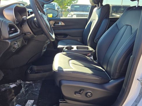 New 2026 Chrysler Pacifica Select image 24