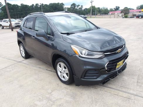 Used 2017 Chevrolet Trax LT w/ LT Convenience Package FWD image 4