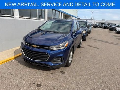 Used 2017 Chevrolet Trax LT w/ Sun & Sound Package FWD image 1