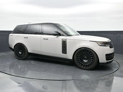 Used 2025 Land Rover Range Rover SV AWD/4WD image 3