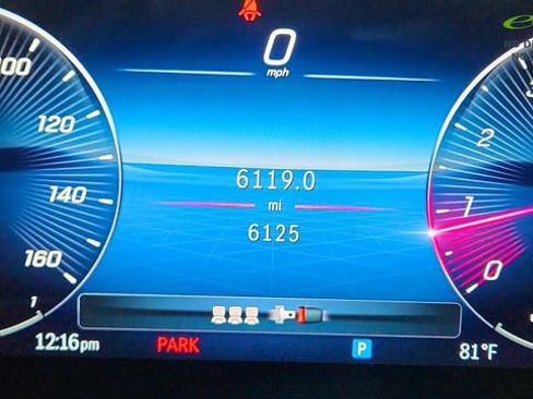 Used 2025 Mercedes-Benz GLB 250 4MATIC w/ Exclusive Package image 43