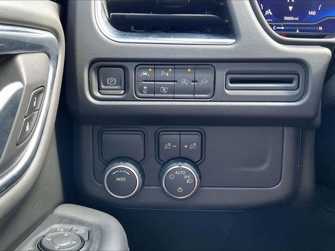 Used 2022 Chevrolet Suburban LT w/ Luxury Package image 33