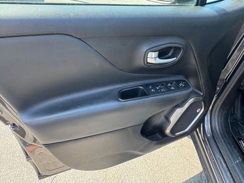 Used 2019 Jeep Renegade Limited w/ UConnect 8.4 Nav Group AWD/4WD image 10