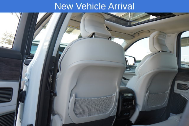 Used 2022 Jeep Grand Cherokee Overland w/ Luxury Tech Group IV AWD/4WD image 32