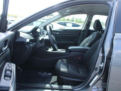 Used 2025 Nissan Altima 2.5 SV FWD image 8