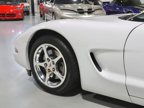 Used 2004 Chevrolet Corvette Convertible w/ Preferred Equipment Group RWD image 38