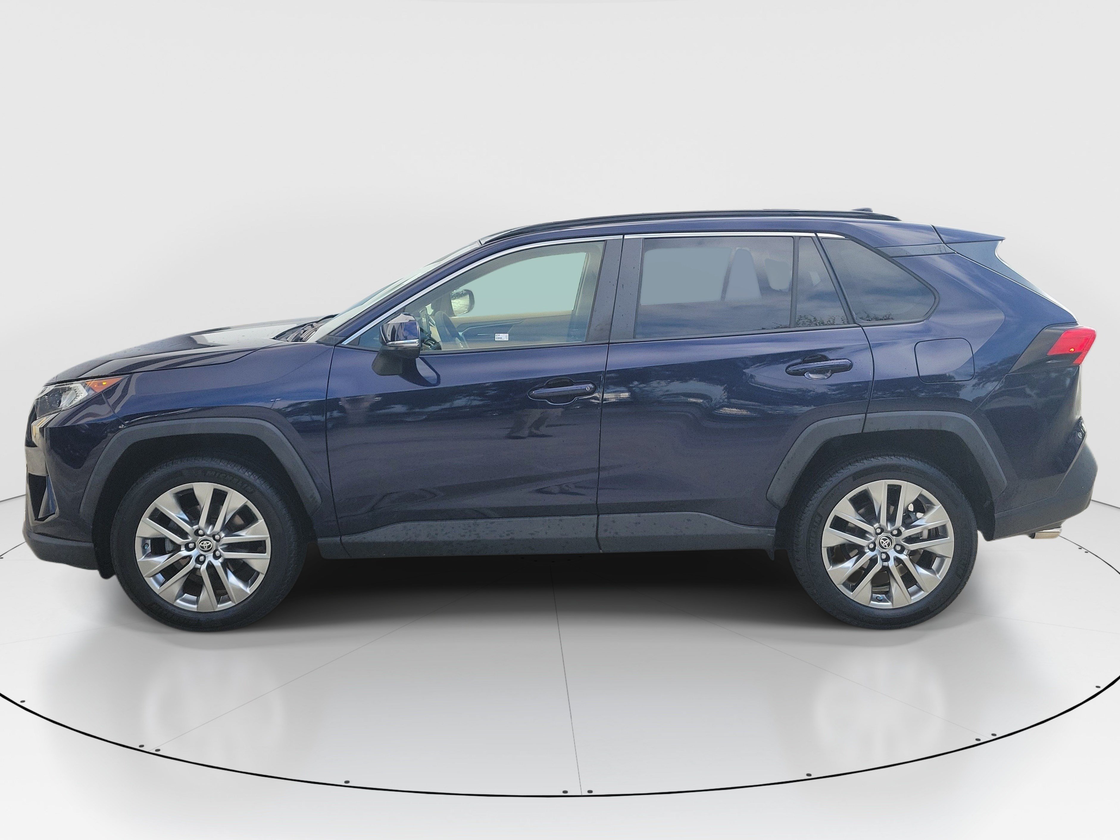 Used 2019 Toyota RAV4 XLE Premium FWD image 4