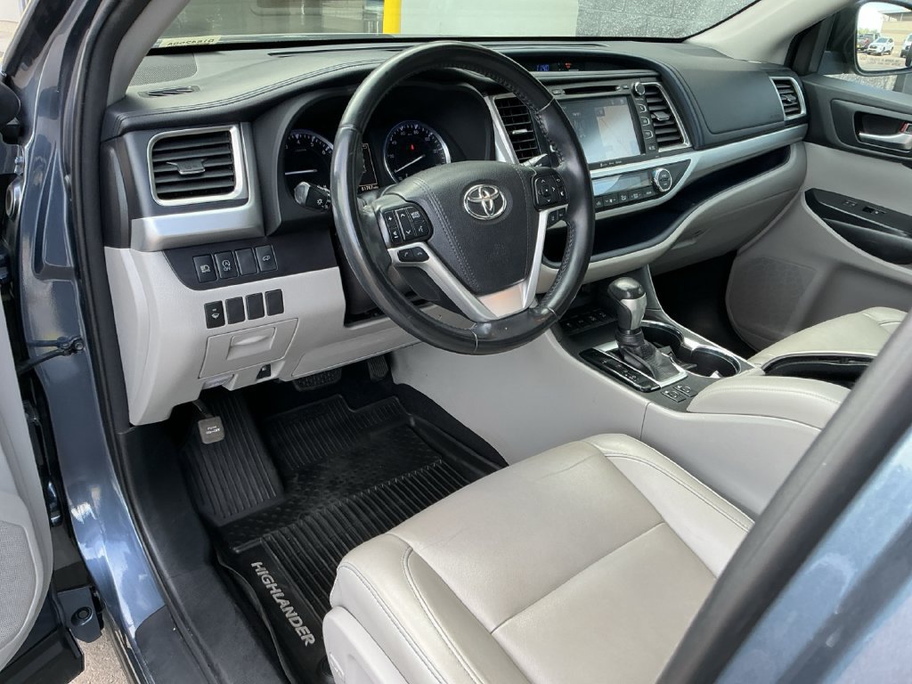 Used 2018 Toyota Highlander XLE AWD/4WD image 27