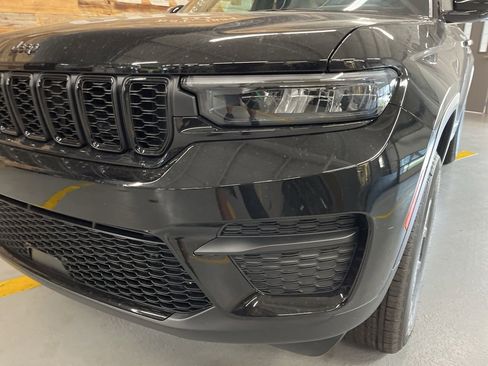 New 2025 Jeep Grand Cherokee Altitude image 9