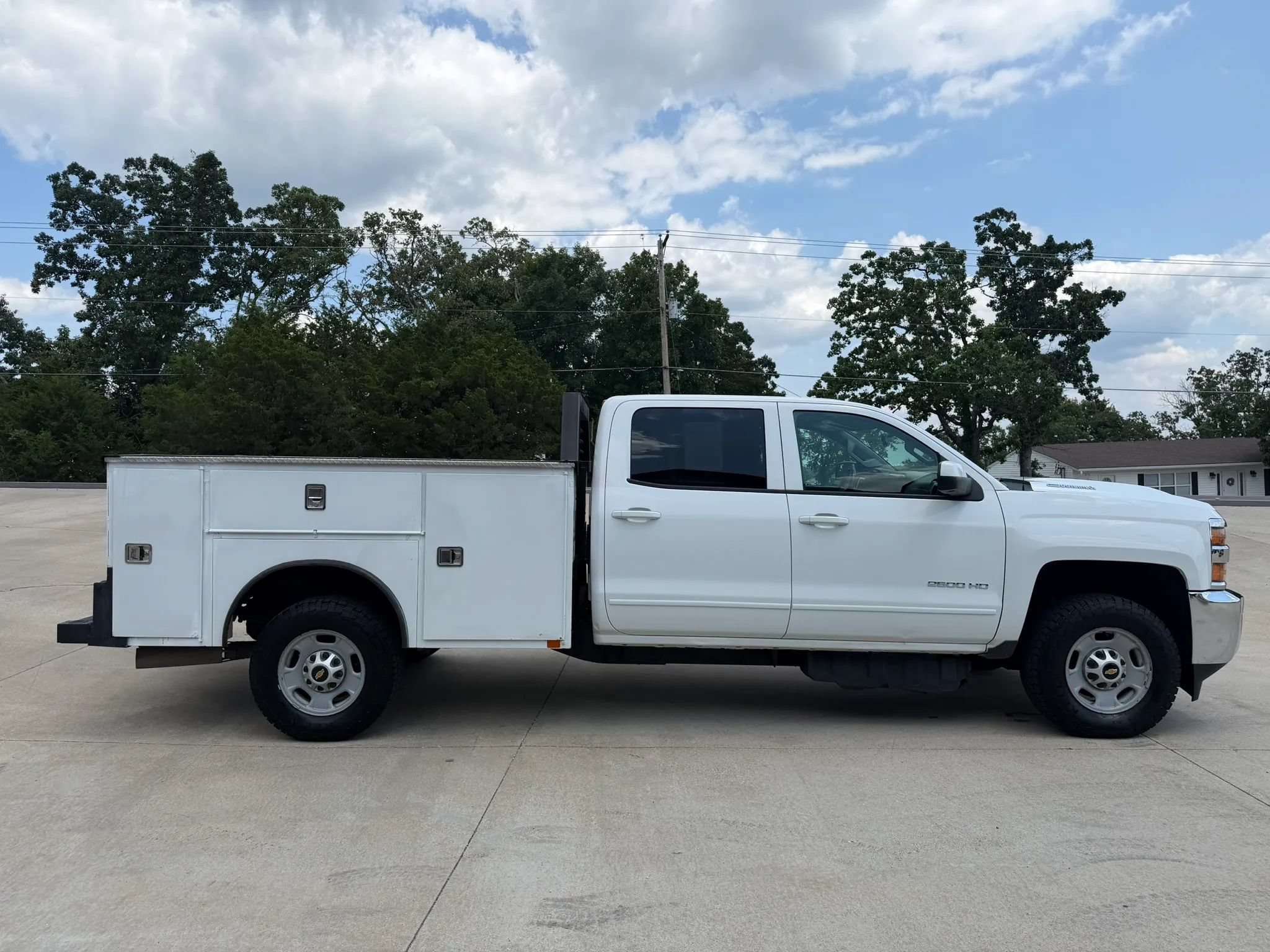 Used 2018 Chevrolet Silverado 2500 LT AWD/4WD image 2