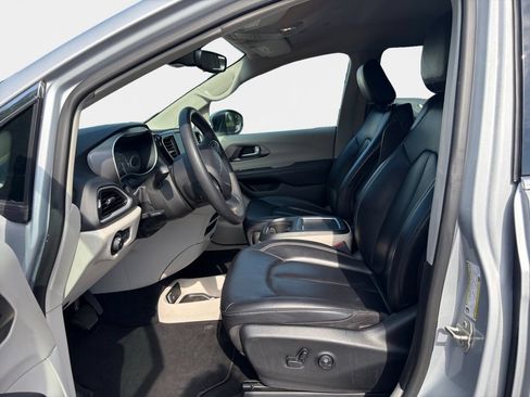 Used 2023 Chrysler Pacifica Touring-L FWD image 12