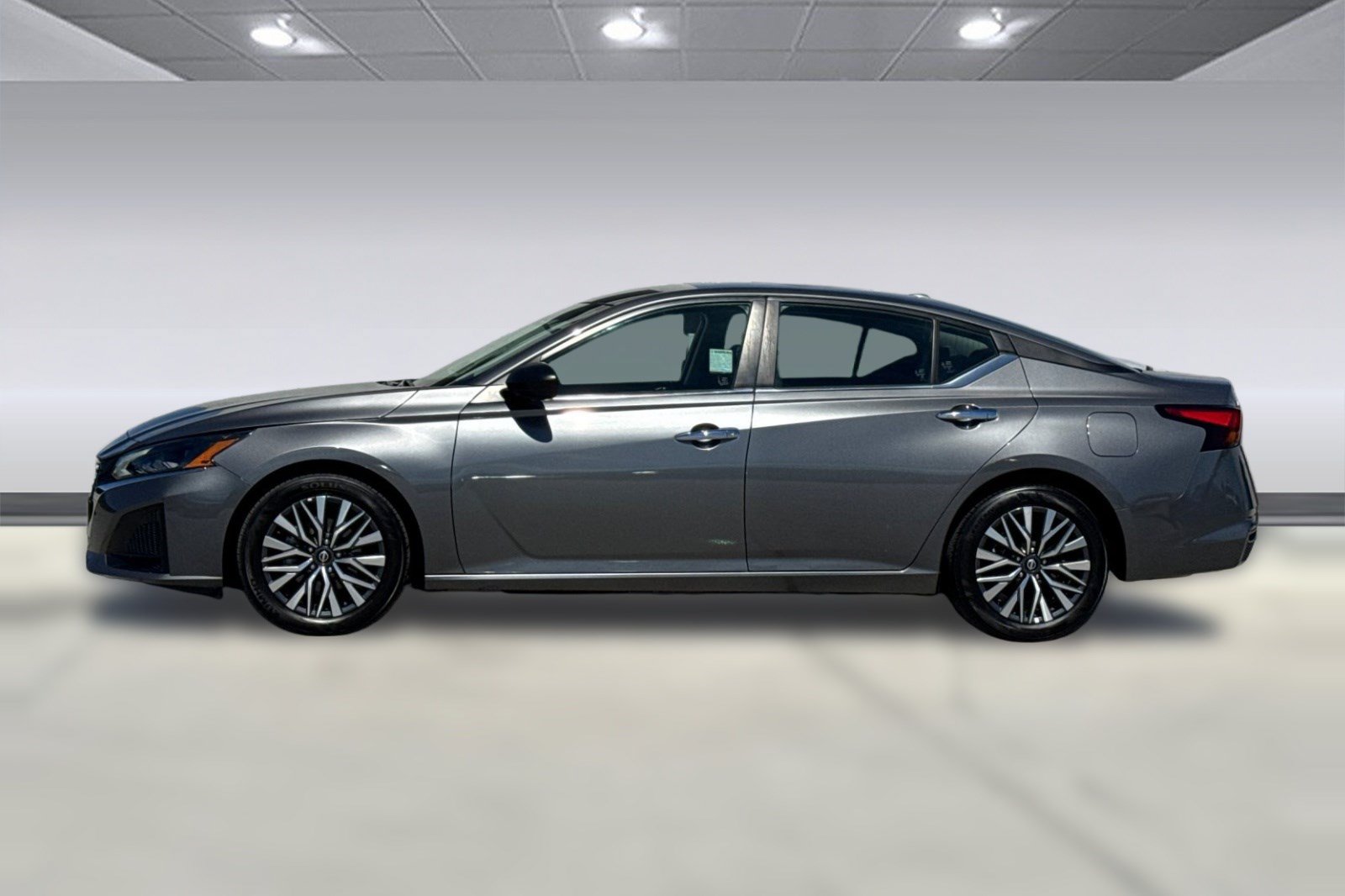 Used 2025 Nissan Altima 2.5 SV FWD image 2