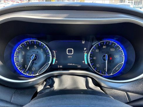 Used 2023 Chrysler Pacifica Touring-L FWD image 14