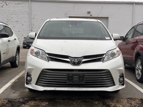 Used 2018 Toyota Sienna XLE w/ Carpet Mat Package FWD image 6