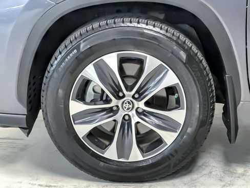 Used 2021 Toyota Highlander XLE image 26