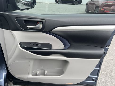 Used 2019 Toyota Highlander XLE image 18