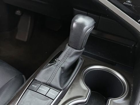 Used 2022 Toyota Camry SE FWD image 19
