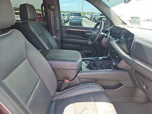 Used 2025 Chevrolet Suburban Premier RWD image 8