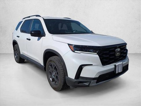 Used 2025 Honda Pilot TrailSport image 3