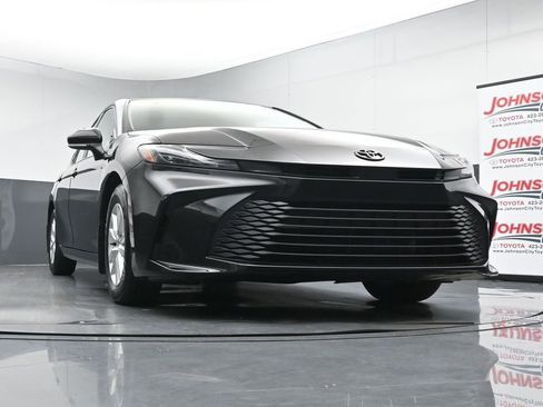 Used 2025 Toyota Camry LE FWD image 33