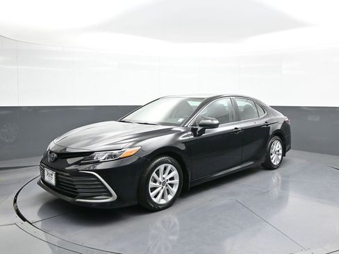 Certified 2023 Toyota Camry LE image 1