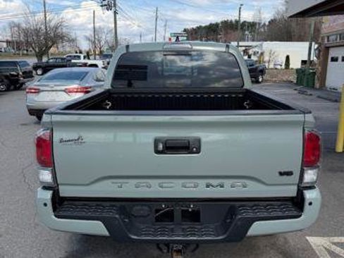 Used 2022 Toyota Tacoma TRD Sport w/ Technology Package image 4