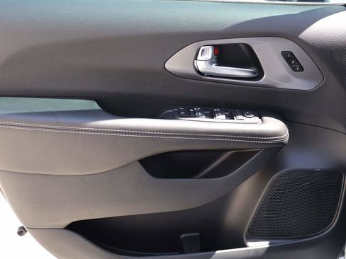 New 2026 Chrysler Pacifica Select FWD image 7