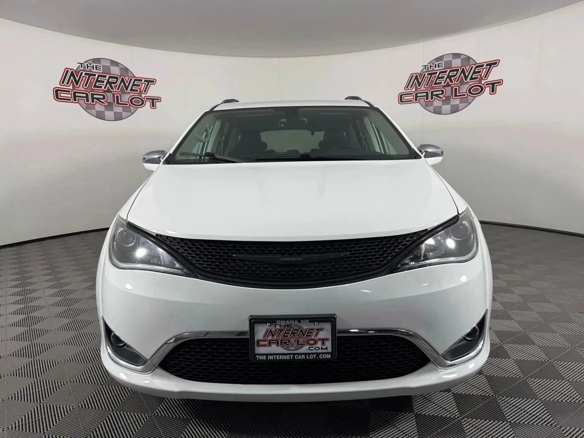 Used 2019 Chrysler Pacifica Limited FWD image 2