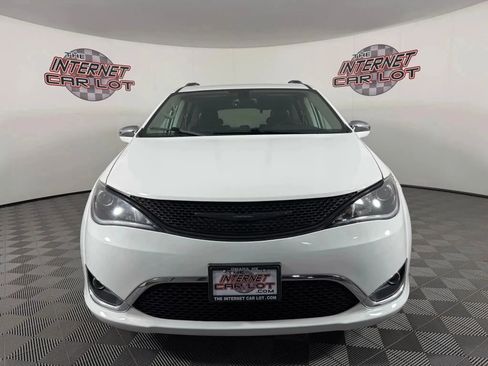 Used 2019 Chrysler Pacifica Limited FWD image 2