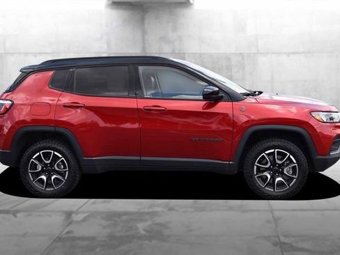 Used 2025 Jeep Compass Trailhawk AWD/4WD image 5