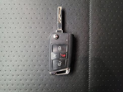 Used 2021 Volkswagen Tiguan SE FWD image 32