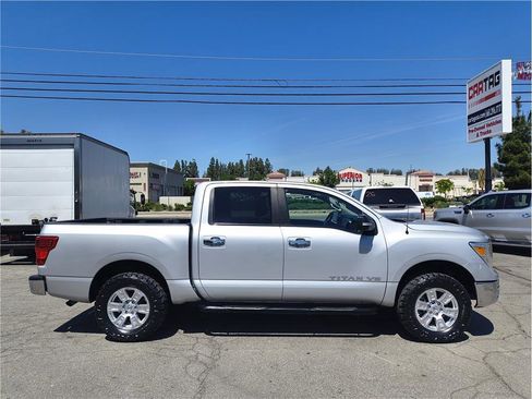 Used 2018 Nissan Titan SV image 3