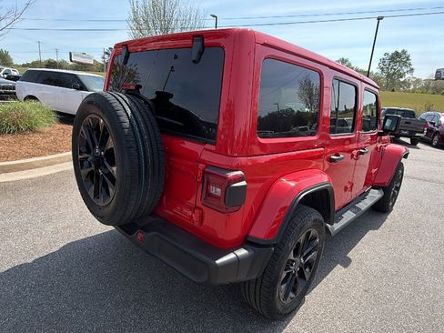 Used 2025 Jeep Wrangler Sahara image 8