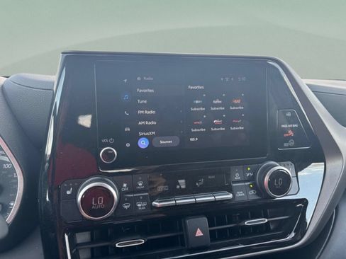 Used 2023 Toyota Highlander XLE FWD image 11