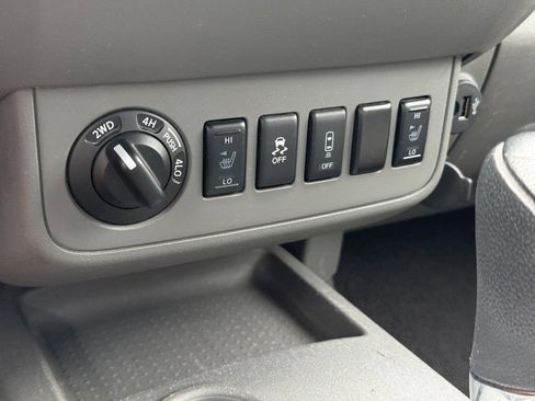 Used 2021 Nissan Frontier SV w/ Midnight Edition Floor Mats AWD/4WD image 18