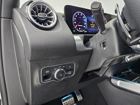 Used 2025 Mercedes-Benz GLB 35 AMG 4MATIC image 10