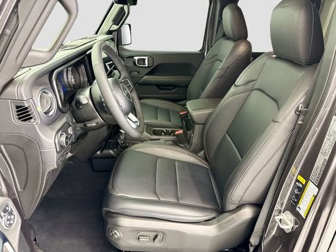 Used 2025 Jeep Wrangler Unlimited Sahara AWD/4WD image 18