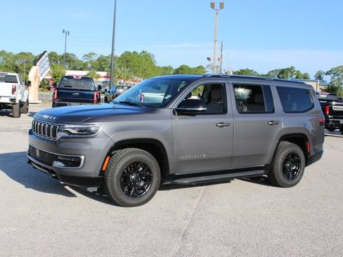 Used 2023 Jeep Wagoneer 4WD image 5