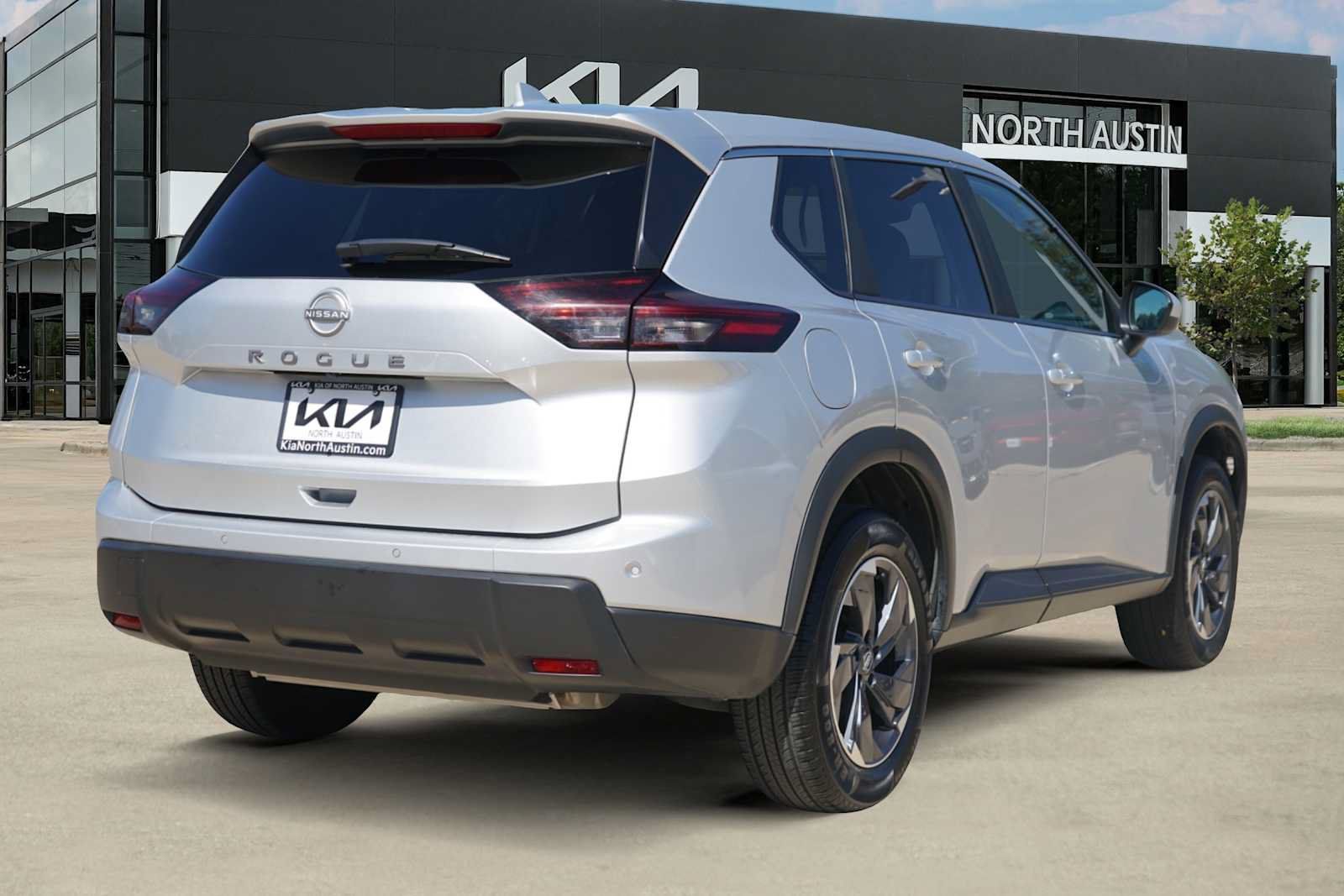 Used 2025 Nissan Rogue SV FWD image 5