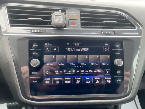 Used 2023 Volkswagen Tiguan SE w/ Panoramic Sunroof Package image 13