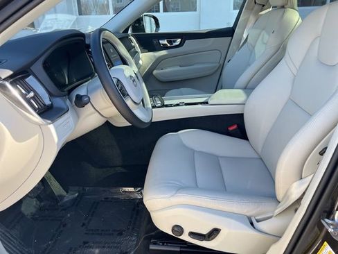 Certified 2025 Volvo XC60 T8 Core image 24