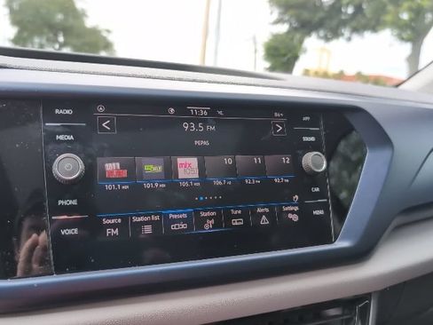 Used 2022 Volkswagen Taos SE w/ Panoramic Sunroof Package FWD image 12