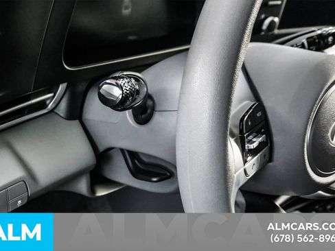 Used 2025 Hyundai Elantra SE image 31