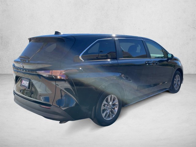 Used 2026 Toyota Sienna LE FWD image 5