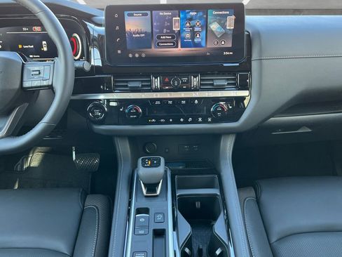 New 2026 Nissan Pathfinder SL image 3