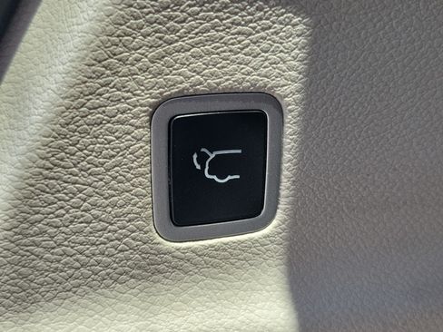 Used 2024 Chrysler Pacifica Touring-L FWD image 11