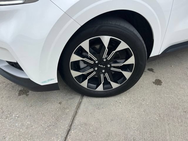 Used 2024 Kia Carnival EX FWD image 26